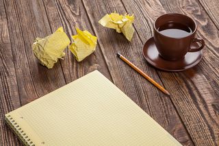 Notepad-on-a-wooden-table